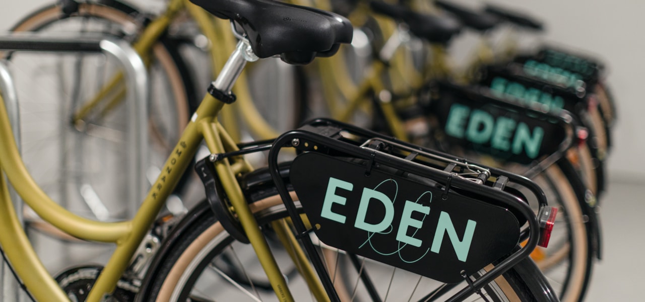 Cyklar med Edens logga.